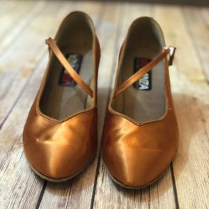 Smooth dance shoes